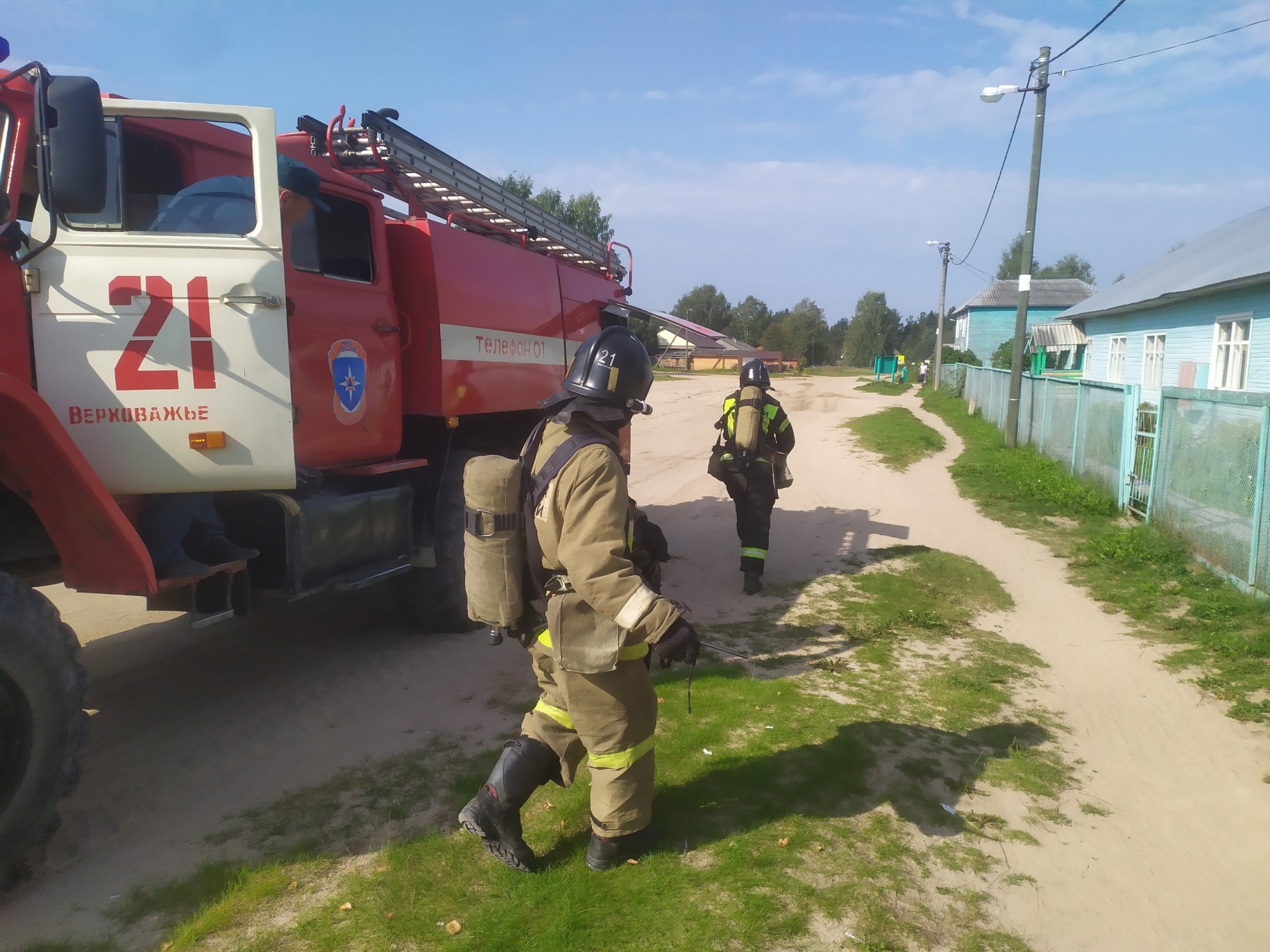 21 пожарная. 21 ПСЧ. Пожар в деревне. Противопожарный пожар. Авария Вологодская область.