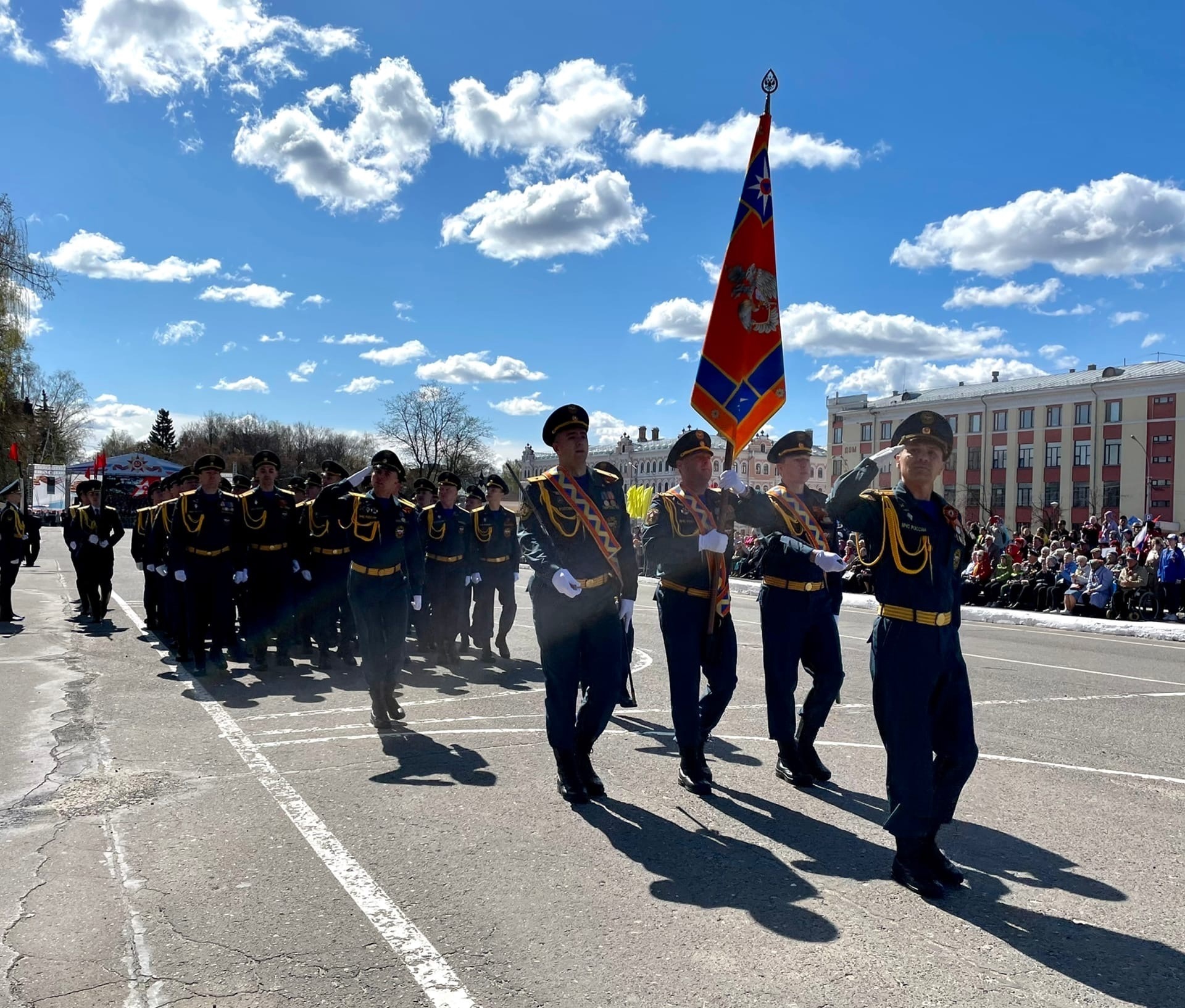 Полсотни сотрудников Главного управления МЧС России по Вологодской области  прошли торжественным маршем во время парады Победы в Вологде - Новости -  Главное управление МЧС России по Вологодской области