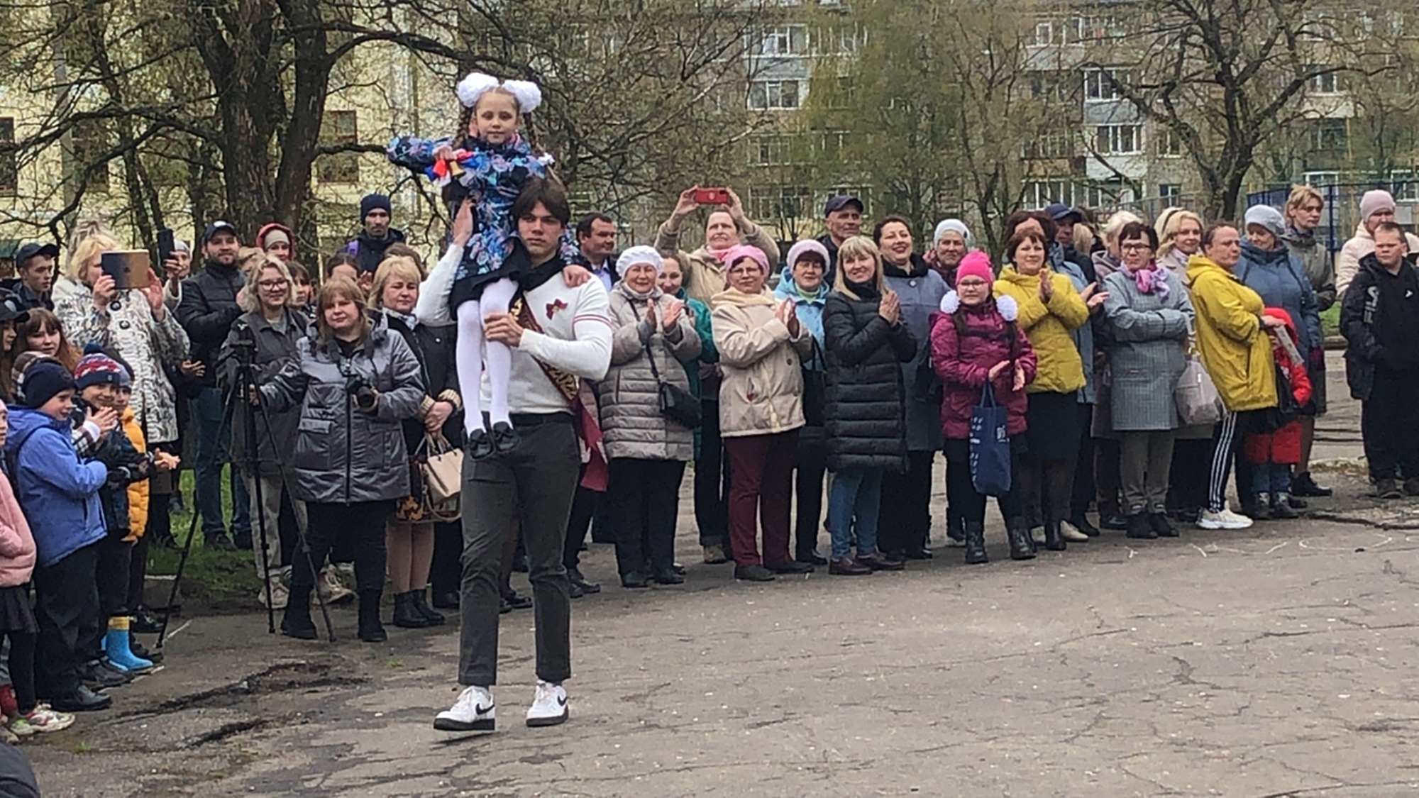 Сотрудники Главного управления пришли на выпускной в школу посёлка Молочное  - Новости - Главное управление МЧС России по Вологодской области