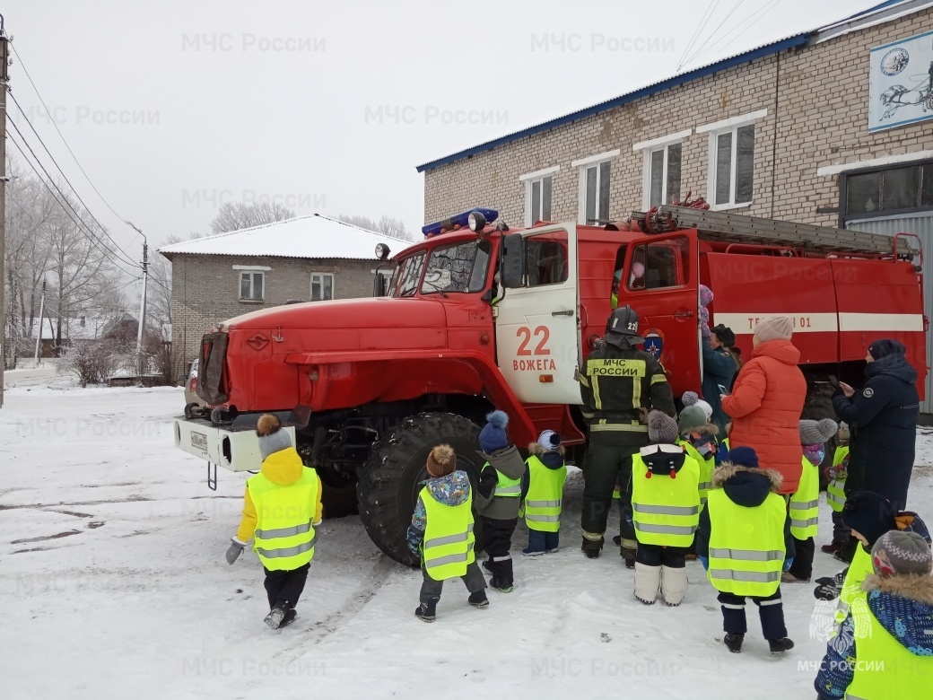 Воспитанники детского сада «Сказка» пришли в гости к пожарным Вожеги -  Новости - Главное управление МЧС России по Вологодской области