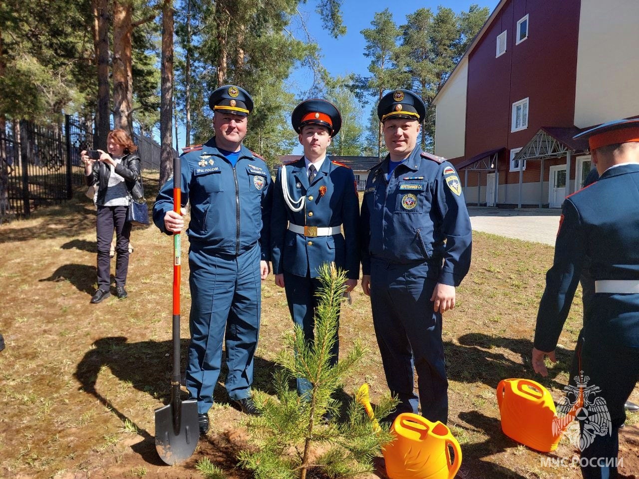 Кадеты школы Корабелы Прионежья продолжили традицию посадки деревьев на  «Аллее выпускников» - Новости - Главное управление МЧС России по  Вологодской области