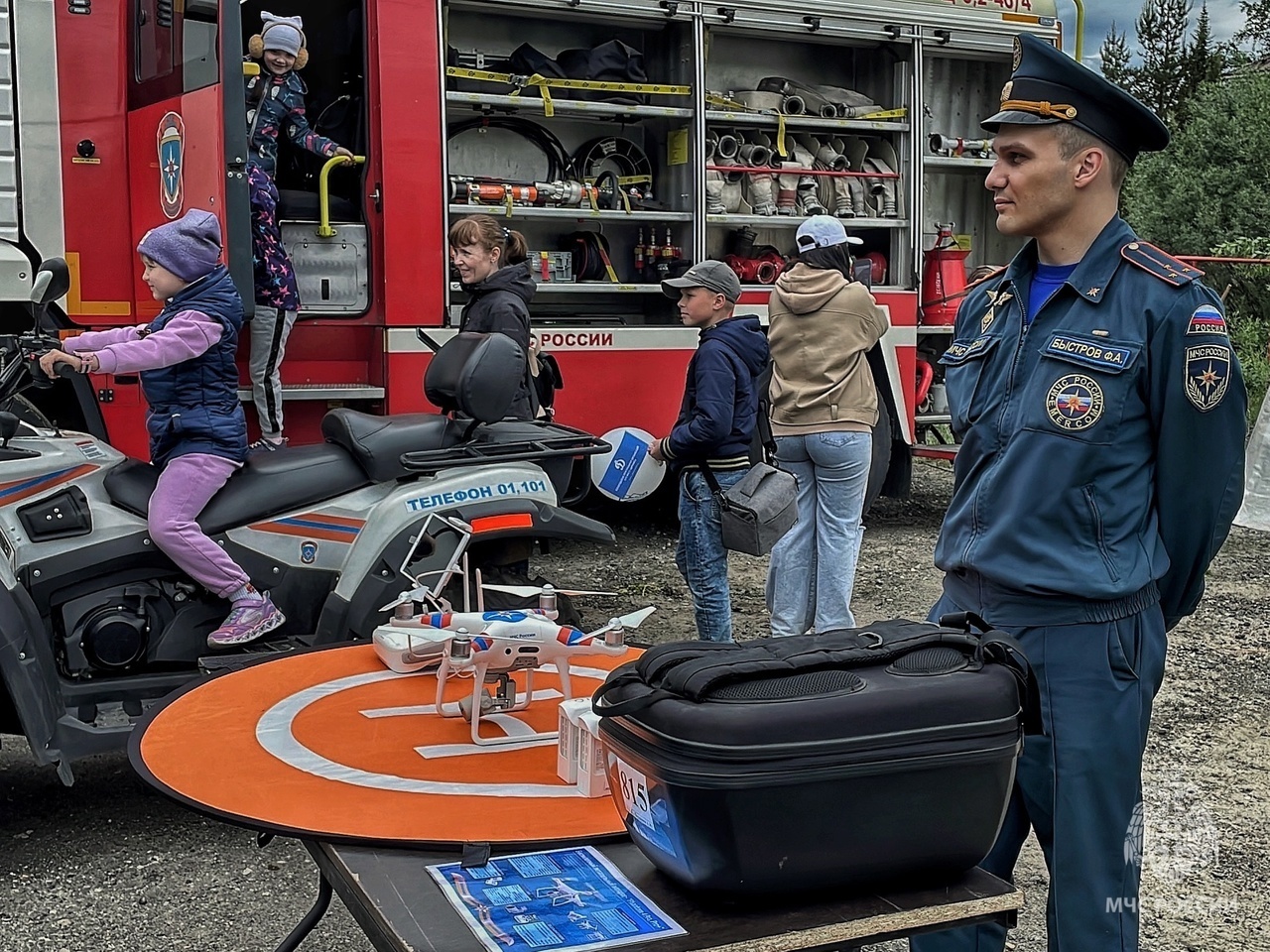 В Вологде огнеборцы организовали для юных зрителей показательное  выступление - Новости - Главное управление МЧС России по Вологодской области