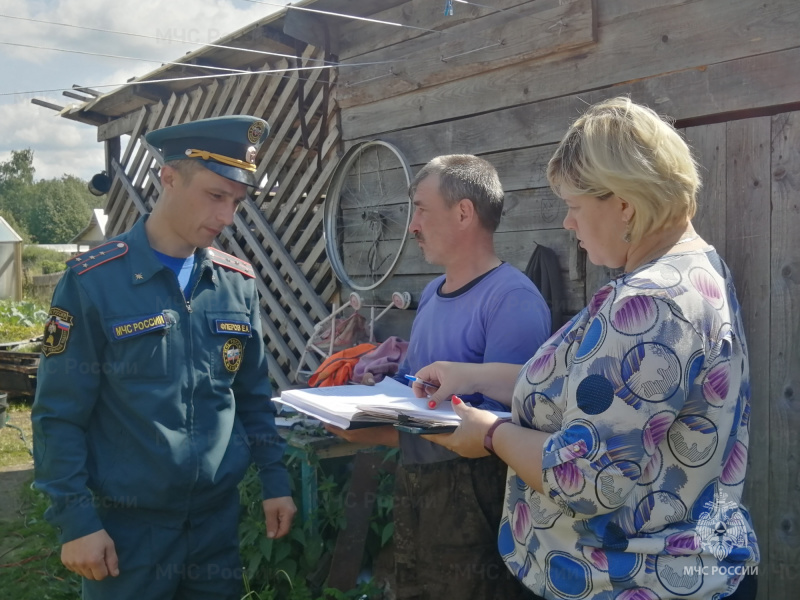 В селе Липин Бор сотрудники МЧС России рассказали жителям о правилах противопожарного режима